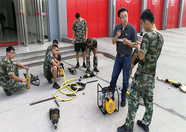 山東迅凱攜單管破拆設(shè)備亮相某消防支隊。